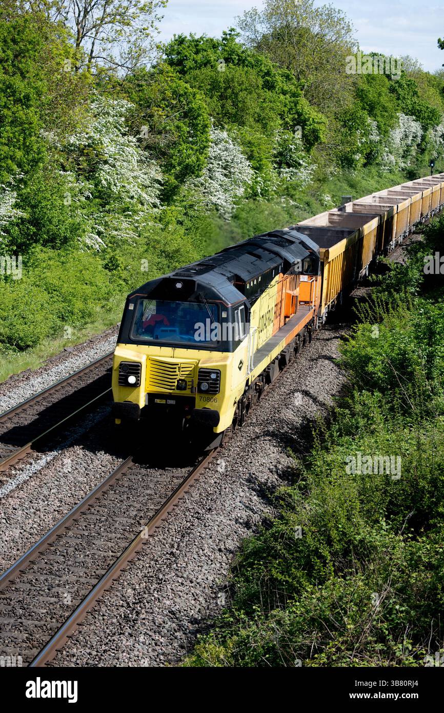 Colas Rail-Diesellokomotive der Baureihe 70 Nr. 70806 zieht einen Güterzug in Shrewley, Warwickshire, Großbritannien Stockfoto
