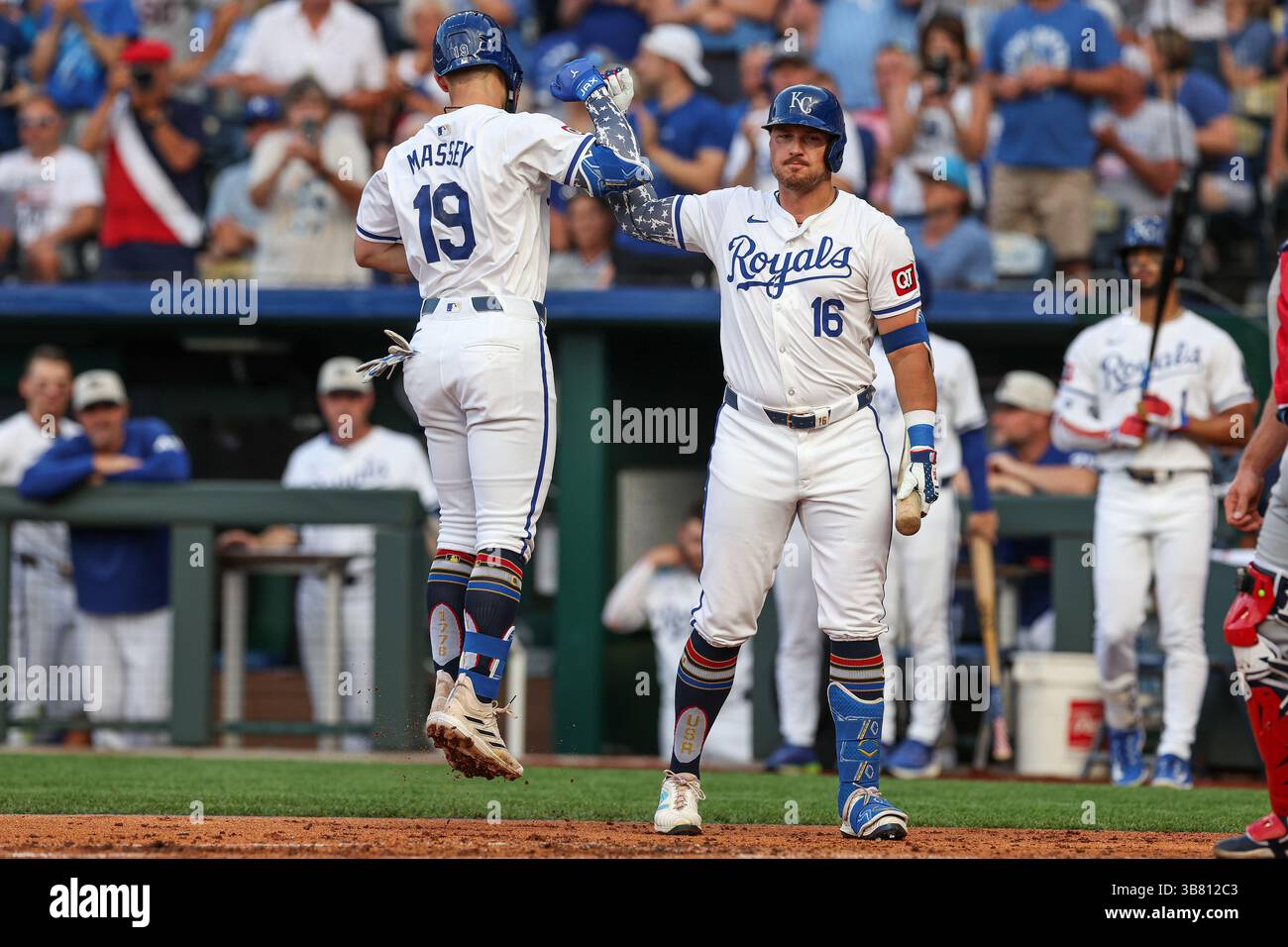 4. Juli 2024: Der zweite Baseman Michael Massey (19) der Kansas City Royals feiert seinen Homerun mit Hunter Renfroe (16) der Kansas City Royals gegen die Tampa Bay Rays während des zweiten Inning im Kauffman Stadium in Kansas City, MO. David Smith/CSM (Bild: © David Smith/CSM via ZUMA Press Wire) Stockfoto
