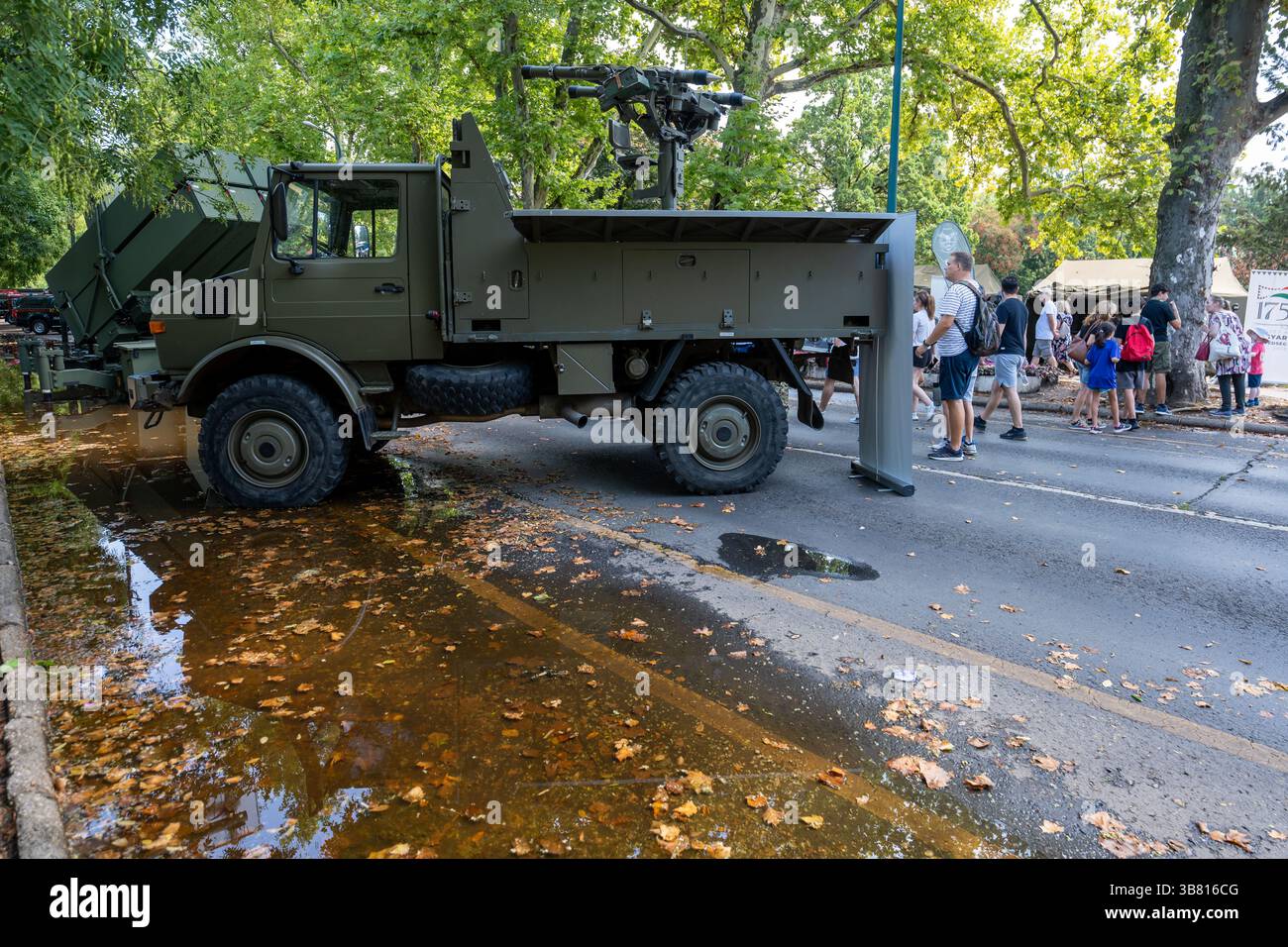 Budapest, Ungarn - 20. August 2024: Unimog trifft Luftverteidigung: Mercedes-Lkw mit Kurzstreckenraketen auf der Militärausstellung Stockfoto