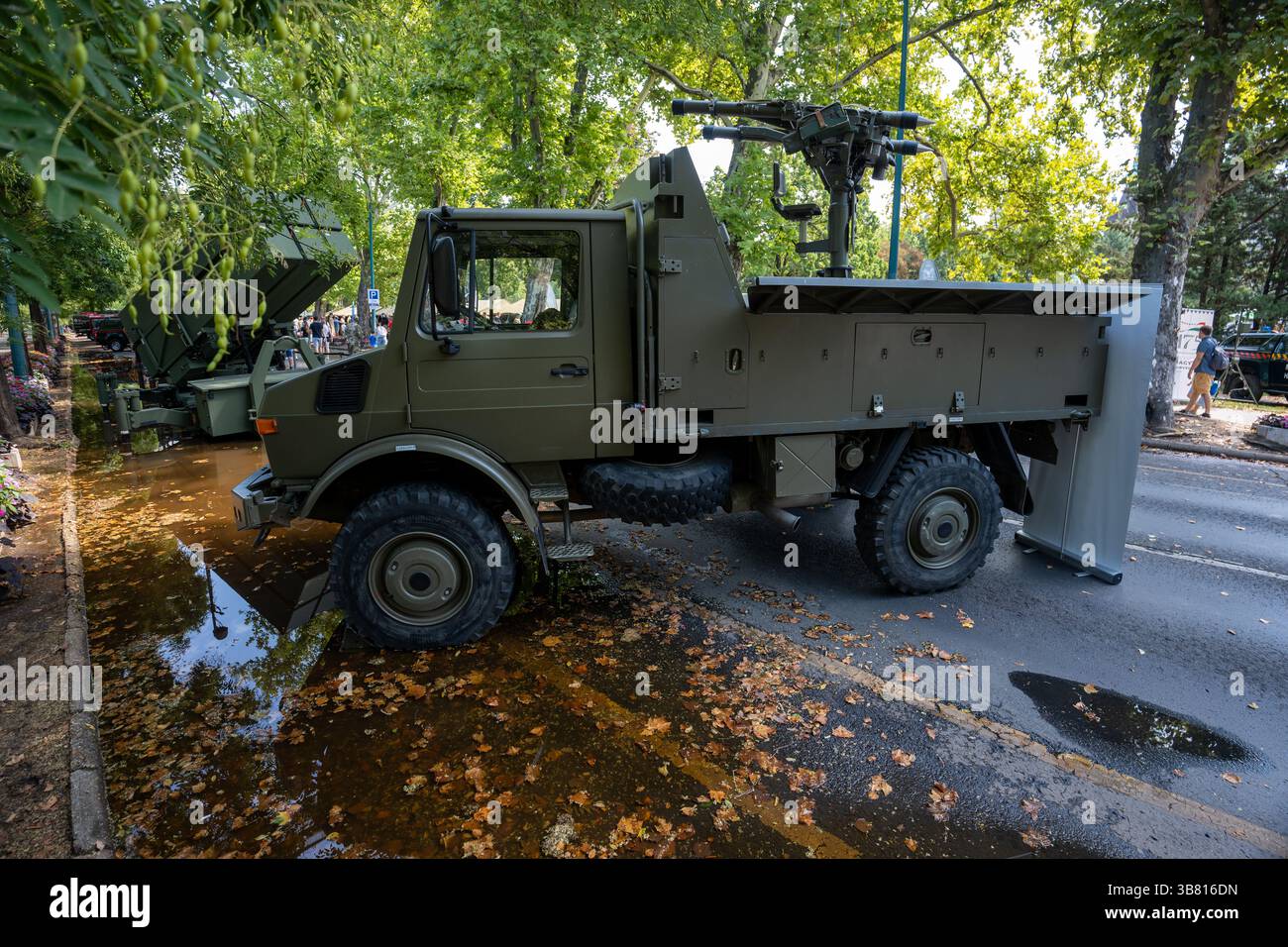 Budapest, Ungarn - 20. August 2024: Unimog trifft Luftverteidigung: Mercedes-Lkw mit Kurzstreckenraketen auf der Militärausstellung Stockfoto
