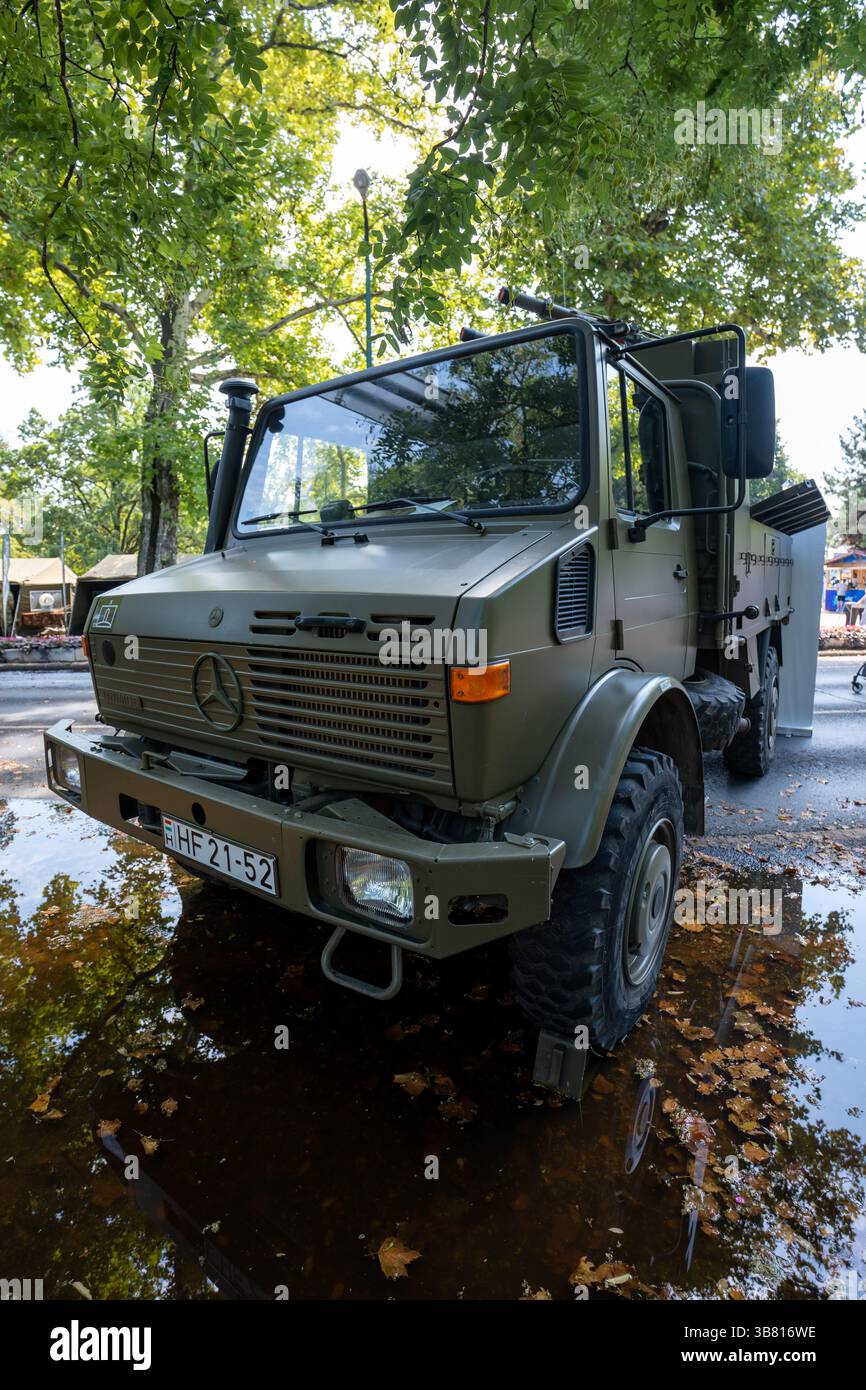 Budapest, Ungarn - 20. August 2024: Unimog trifft Luftverteidigung: Mercedes-Lkw mit Kurzstreckenraketen auf der Militärausstellung Stockfoto