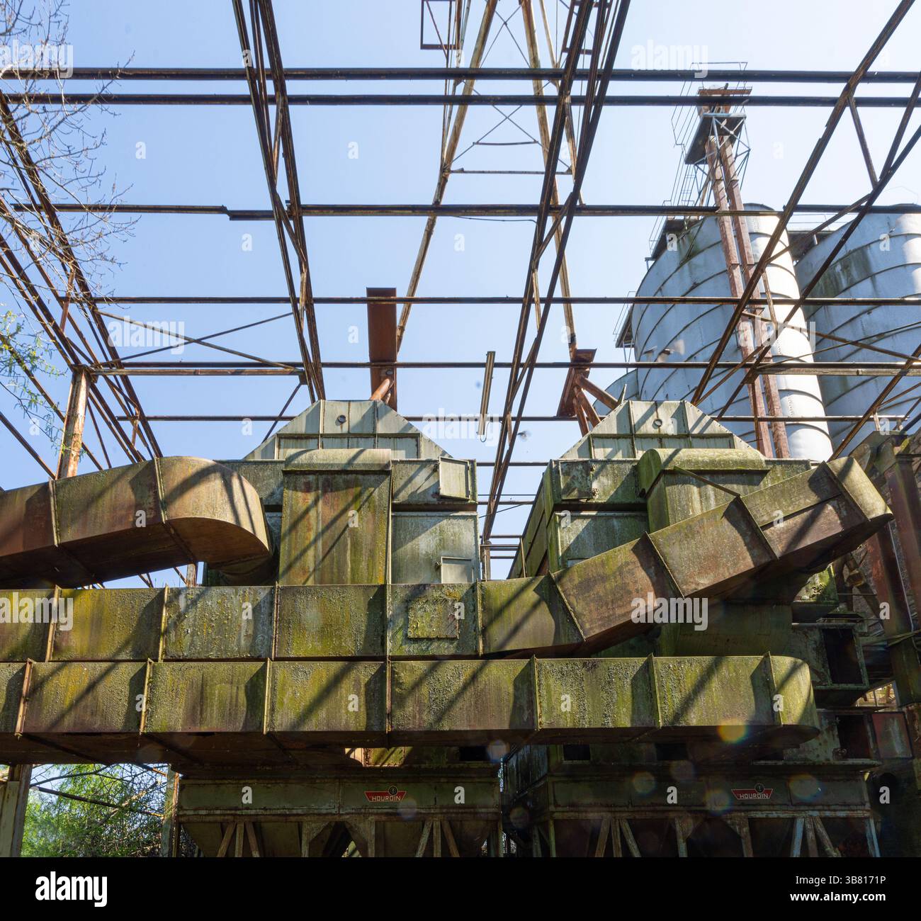 Eine alte, verlassene Industriestruktur Stockfoto