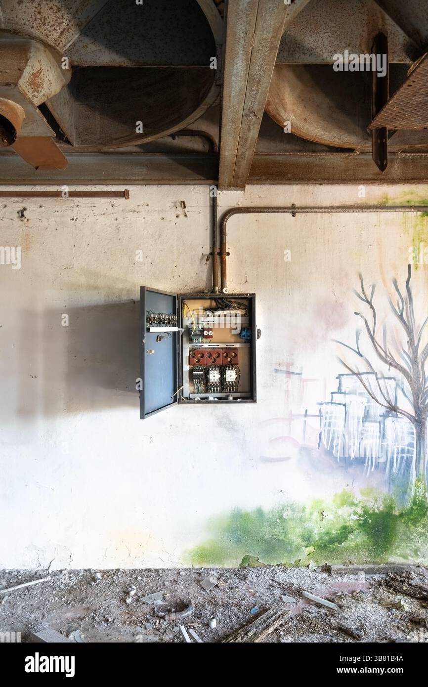 Elektrische Anlagen wurden in einem alten verlassenen Industriegebäude zerstört Stockfoto