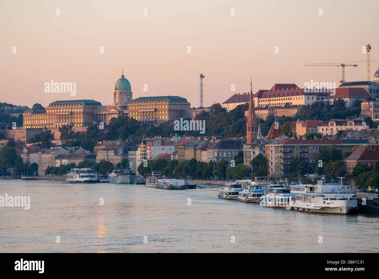 Budapest, Ungarn - 22. September 2024: Budaer Burg während der Überschwemmung Stockfoto