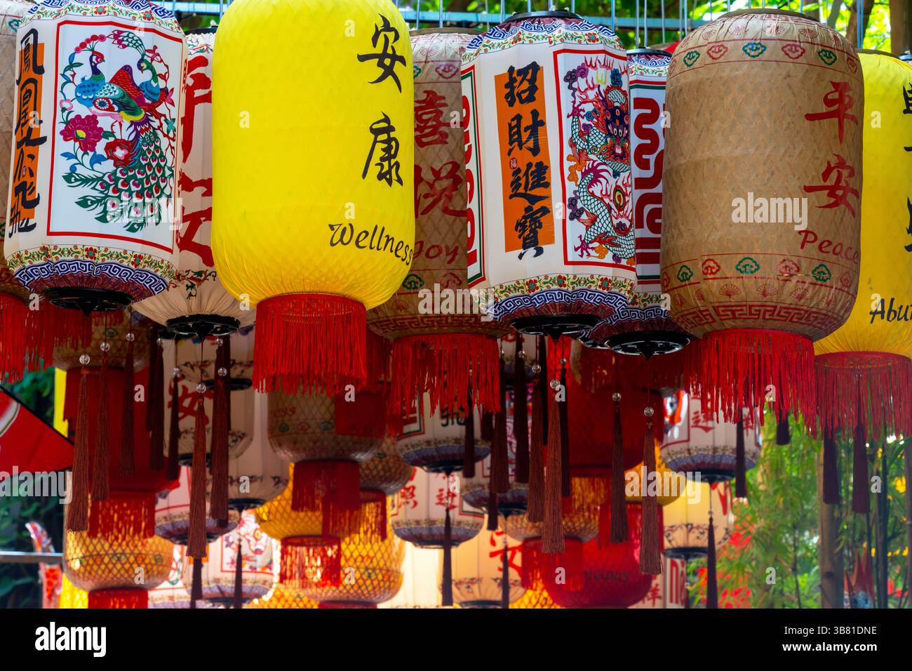 Glühende chinesische Laternen hängen während der chinesischen Neujahrsfeier auf der anderen Straßenseite. Kuala Lumpur China Town, Malaysia. Stockfoto