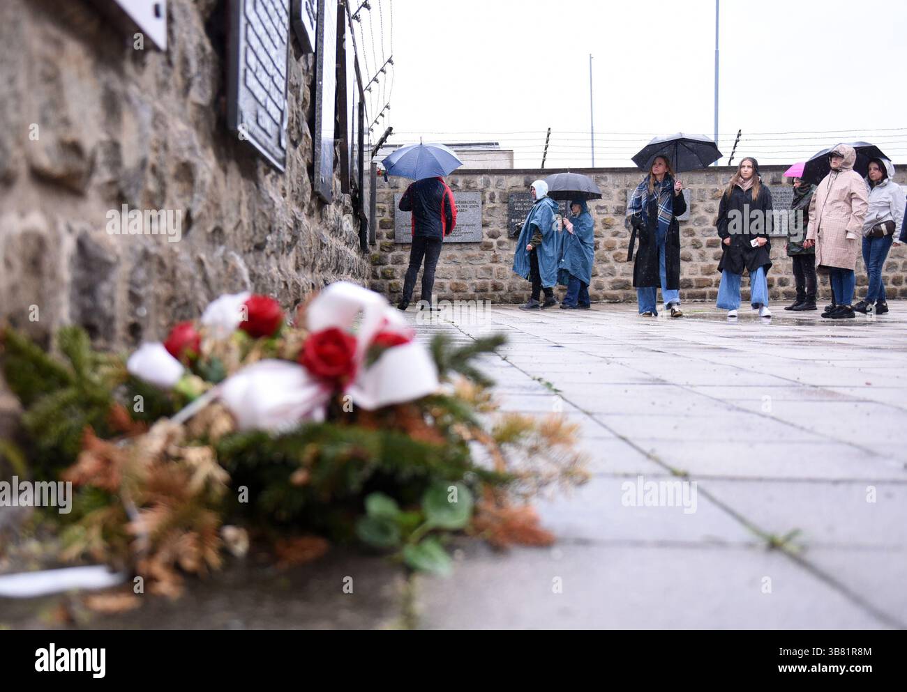 Wien, Österreich. Mai 2025. Menschen besuchen die KZ-Gedenkstätte Mauthausen in Oberösterreich, Österreich, 5. Mai 2025. Das Konzentrationslager Mauthausen war das erste Konzentrationslager, das von Nazi-Deutschland im Ausland errichtet wurde. Sie wurde im August 1938 erbaut und im Mai 1945 von den alliierten Truppen befreit. Nach dem Zweiten Weltkrieg wurde das Lager in ein Museum umgewandelt. Jedes Jahr wurde eine Zeremonie zur Ehrung der Opfer des NS-Deutschlands abgehalten. Quelle: He Canling/Xinhua/Alamy Live News Stockfoto