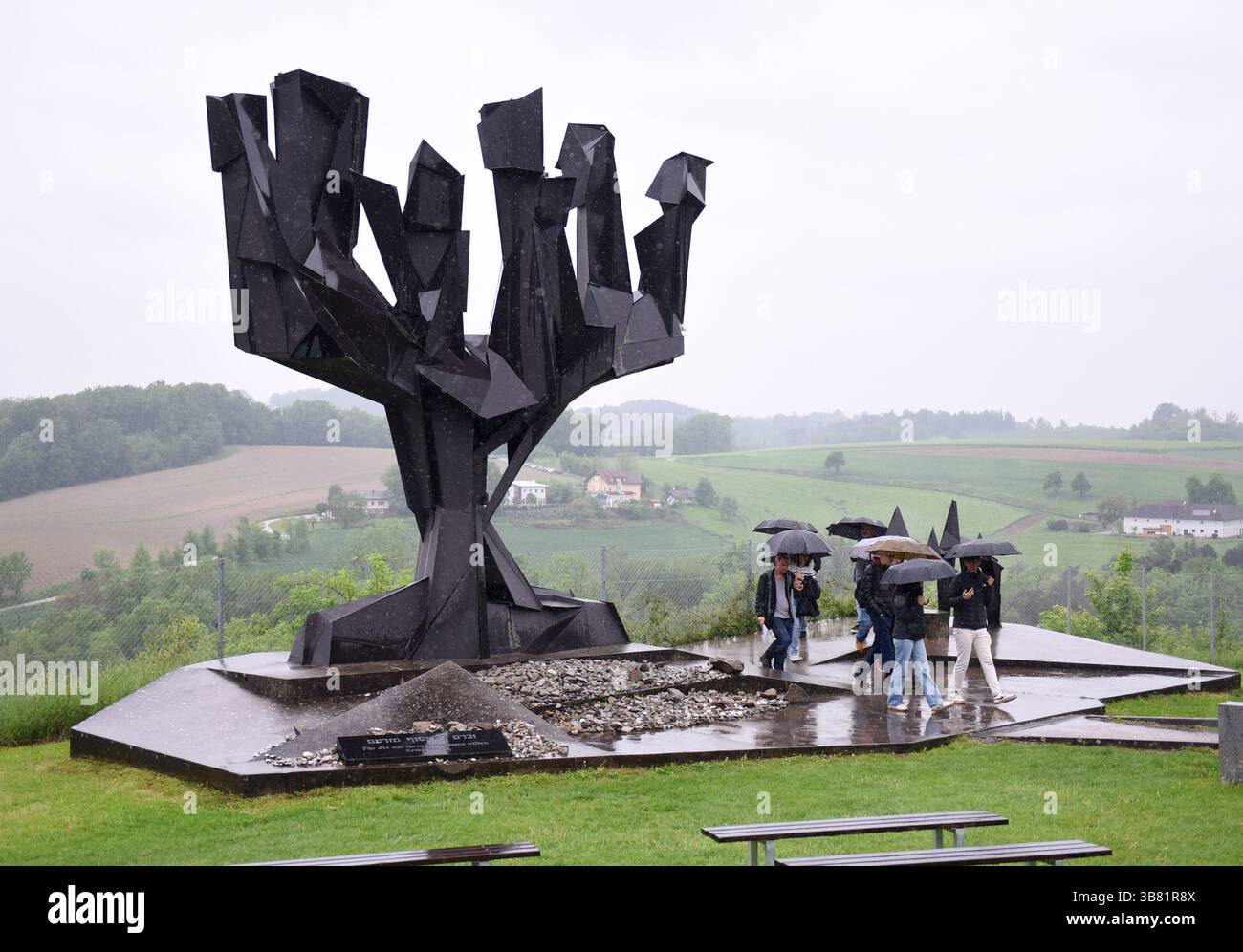 Wien, Österreich. Mai 2025. Menschen besuchen die KZ-Gedenkstätte Mauthausen in Oberösterreich, Österreich, 5. Mai 2025. Das Konzentrationslager Mauthausen war das erste Konzentrationslager, das von Nazi-Deutschland im Ausland errichtet wurde. Sie wurde im August 1938 erbaut und im Mai 1945 von den alliierten Truppen befreit. Nach dem Zweiten Weltkrieg wurde das Lager in ein Museum umgewandelt. Jedes Jahr wurde eine Zeremonie zur Ehrung der Opfer des NS-Deutschlands abgehalten. Quelle: He Canling/Xinhua/Alamy Live News Stockfoto