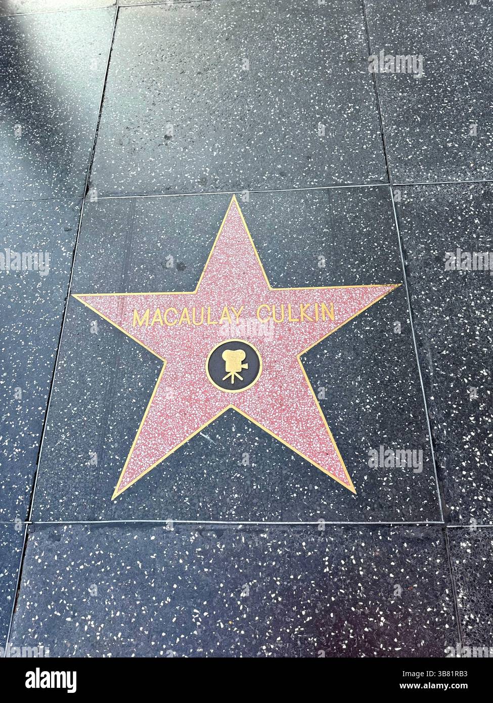 Los Angeles, CA, USA - 23. September 2024: Der Hollywood Walk of Fame, weltberühmter Ort mit benannten Sternen auf dem Boden, Macaulay Culkin, vertikal Stockfoto