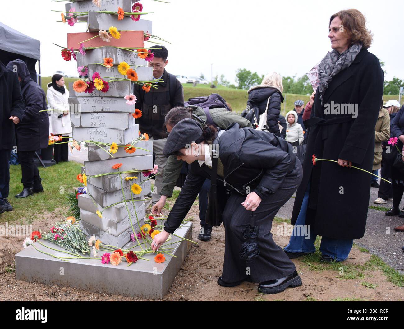Wien, Österreich. Mai 2025. Menschen legen Blumen auf einem neuen Denkmal der KZ-Gedenkstätte Mauthausen in Oberösterreich, Österreich, 5. Mai 2025. Das Konzentrationslager Mauthausen war das erste Konzentrationslager, das von Nazi-Deutschland im Ausland errichtet wurde. Sie wurde im August 1938 erbaut und im Mai 1945 von den alliierten Truppen befreit. Nach dem Zweiten Weltkrieg wurde das Lager in ein Museum umgewandelt. Jedes Jahr wurde eine Zeremonie zur Ehrung der Opfer des NS-Deutschlands abgehalten. Quelle: He Canling/Xinhua/Alamy Live News Stockfoto