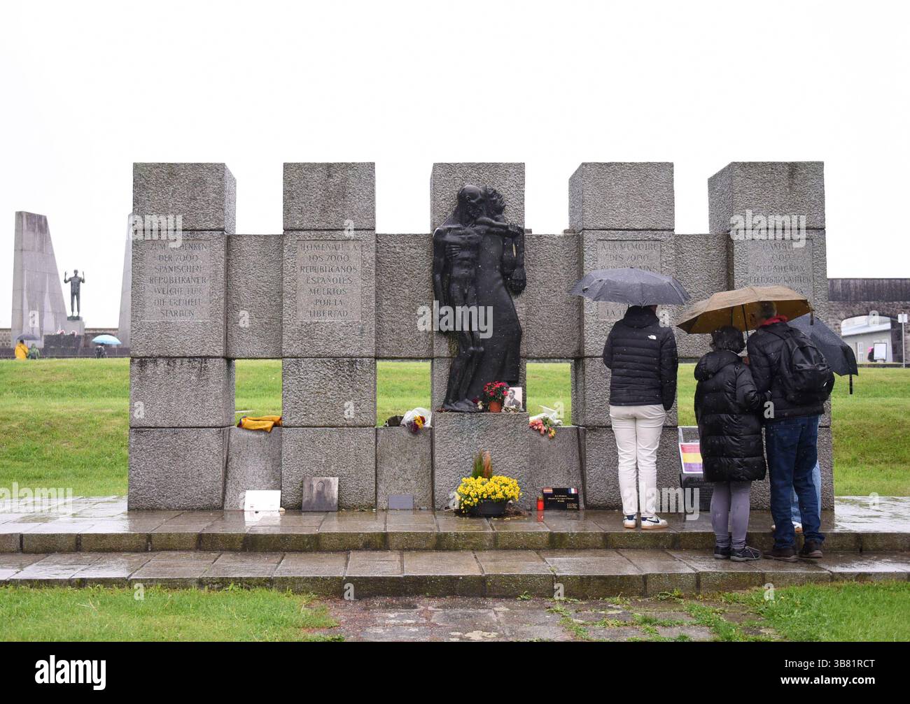 Wien, Österreich. Mai 2025. Menschen besuchen die KZ-Gedenkstätte Mauthausen in Oberösterreich, Österreich, 5. Mai 2025. Das Konzentrationslager Mauthausen war das erste Konzentrationslager, das von Nazi-Deutschland im Ausland errichtet wurde. Sie wurde im August 1938 erbaut und im Mai 1945 von den alliierten Truppen befreit. Nach dem Zweiten Weltkrieg wurde das Lager in ein Museum umgewandelt. Jedes Jahr wurde eine Zeremonie zur Ehrung der Opfer des NS-Deutschlands abgehalten. Quelle: He Canling/Xinhua/Alamy Live News Stockfoto