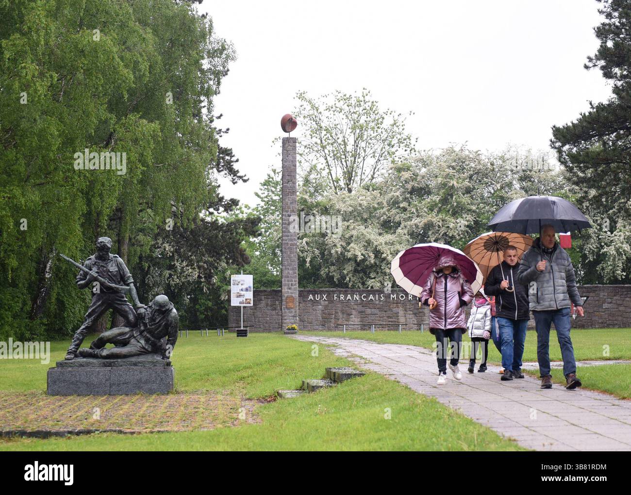 Wien, Österreich. Mai 2025. Menschen besuchen die KZ-Gedenkstätte Mauthausen in Oberösterreich, Österreich, 5. Mai 2025. Das Konzentrationslager Mauthausen war das erste Konzentrationslager, das von Nazi-Deutschland im Ausland errichtet wurde. Sie wurde im August 1938 erbaut und im Mai 1945 von den alliierten Truppen befreit. Nach dem Zweiten Weltkrieg wurde das Lager in ein Museum umgewandelt. Jedes Jahr wurde eine Zeremonie zur Ehrung der Opfer des NS-Deutschlands abgehalten. Quelle: He Canling/Xinhua/Alamy Live News Stockfoto