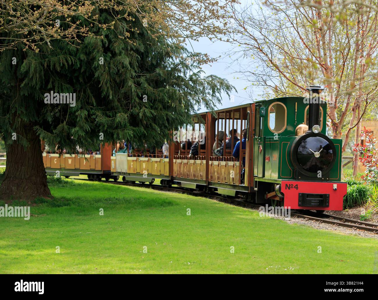 Cotswold Animal Park, Burford, Großbritannien 16-04-25. Eine Miniaturbahn, die Besucher durch den Tierpark bringt, ist eine sehr beliebte Aktivität Stockfoto