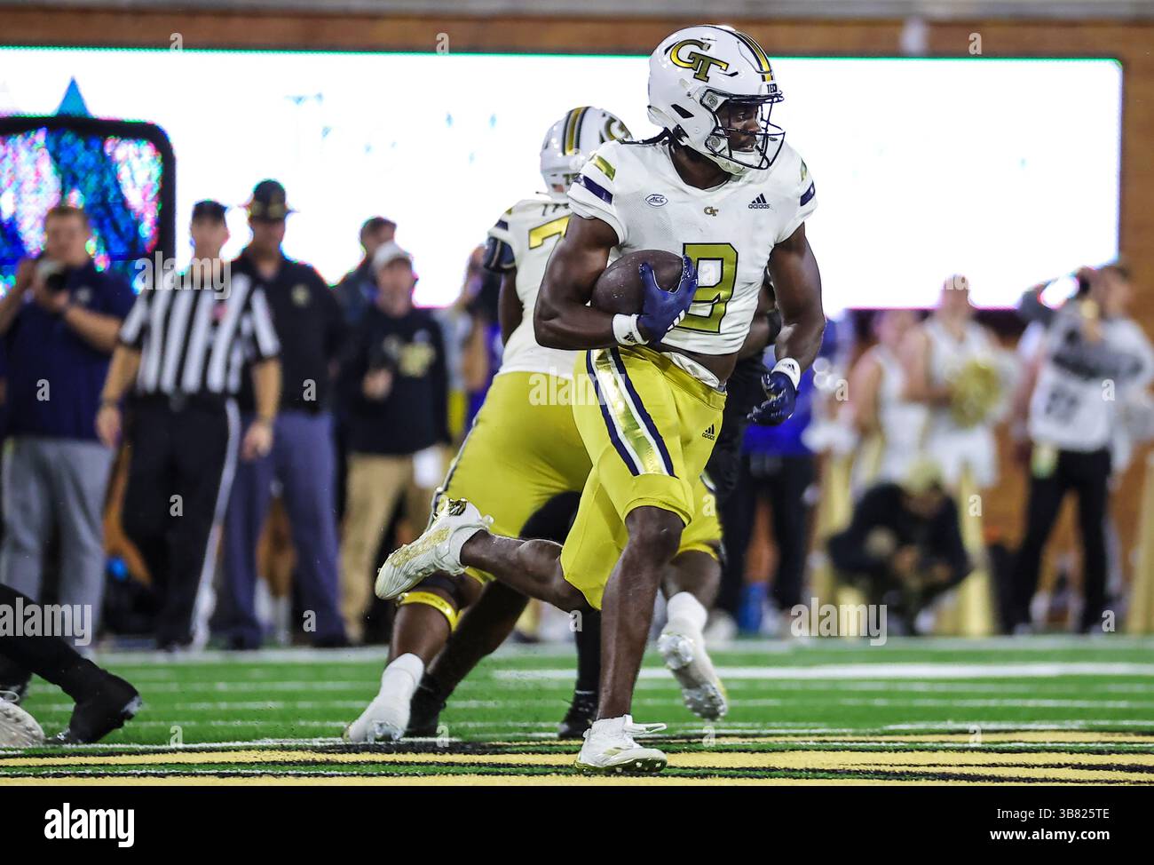 23. September 2023: Georgia Tech Junior Avery Boyd (9) läuft mit dem Ball. NCAA-Fußballspiel zwischen Georgia Tech University und Wake Forest University im AlLegacy Federal Credit Union Stadium in Winston Salem, North Carolina. David Beach/CSM (Bild: © David Beach/CSM via ZUMA Press Wire) Stockfoto