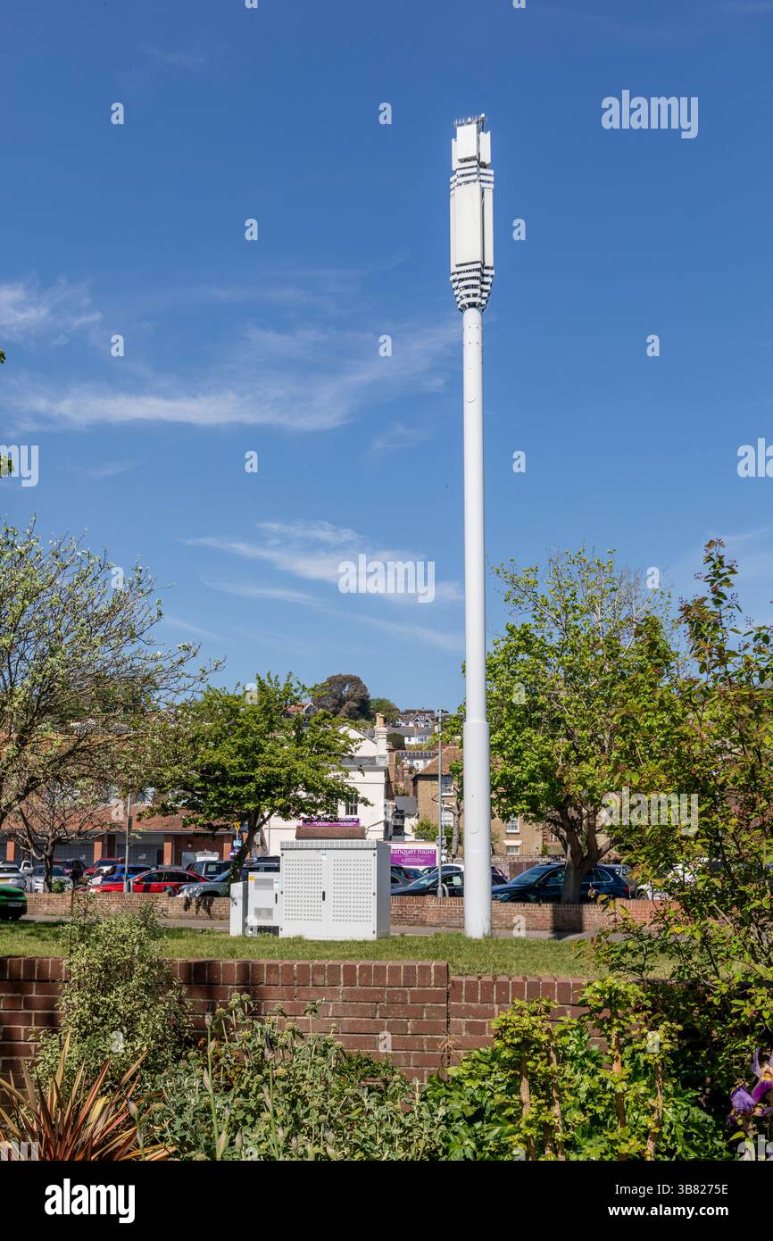 Ein Mobilfunkmast in der kleinen Stadt Hythe, Kent, Großbritannien Stockfoto