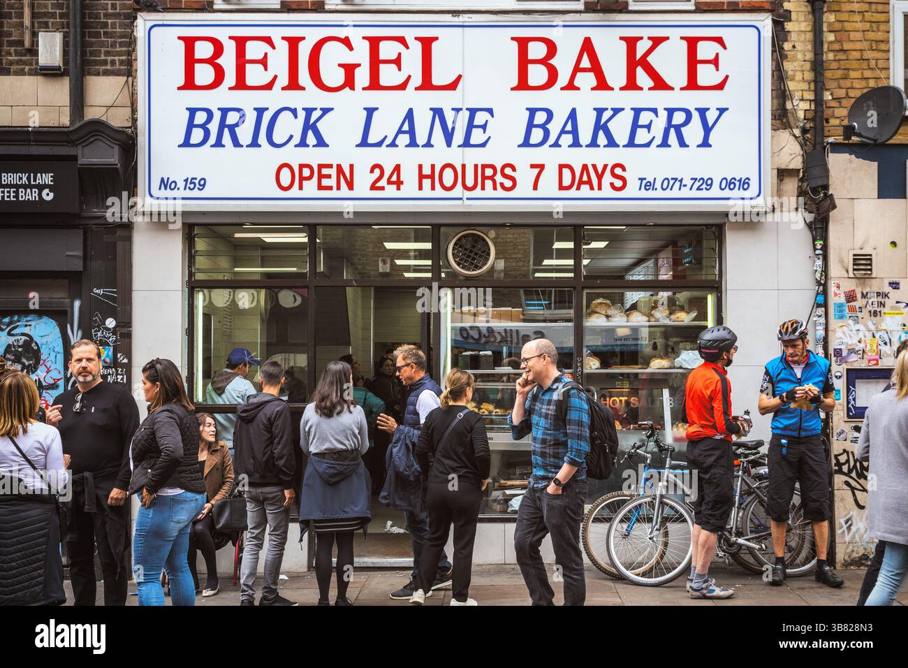 London, Großbritannien - 18. Oktober 2024 - Ein berühmter Bagel-Shop, Beigel Bake, in der Brick Lane mit vielen Kunden Stockfoto