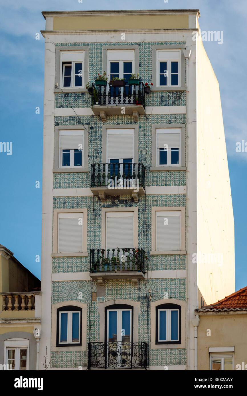 Azulejo-Fassade in einem Haus in der portugiesischen Hauptstadt Lissabon. Traditionelle Architektur der Fassaden mit Keramikfliesen bedeckt. Stockfoto