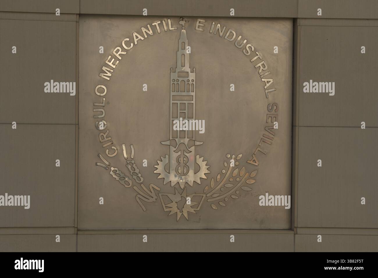 Metallemblem der Círculo Mercantil e Industrial an einer Gebäudefassade in Sevilla, Andalusien, Spanien, symbolisiert Handel und Tradition.Sevilla, Spanien Stockfoto