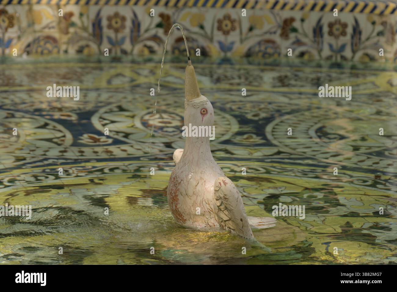 Keramikvogelbrunnen in einem gefliesten Pool an der Plaza de España, Sevilla, Spanien, mit detaillierter Handwerkskunst und weichen Wasserreflektionen. Sevilla, Spanien Stockfoto