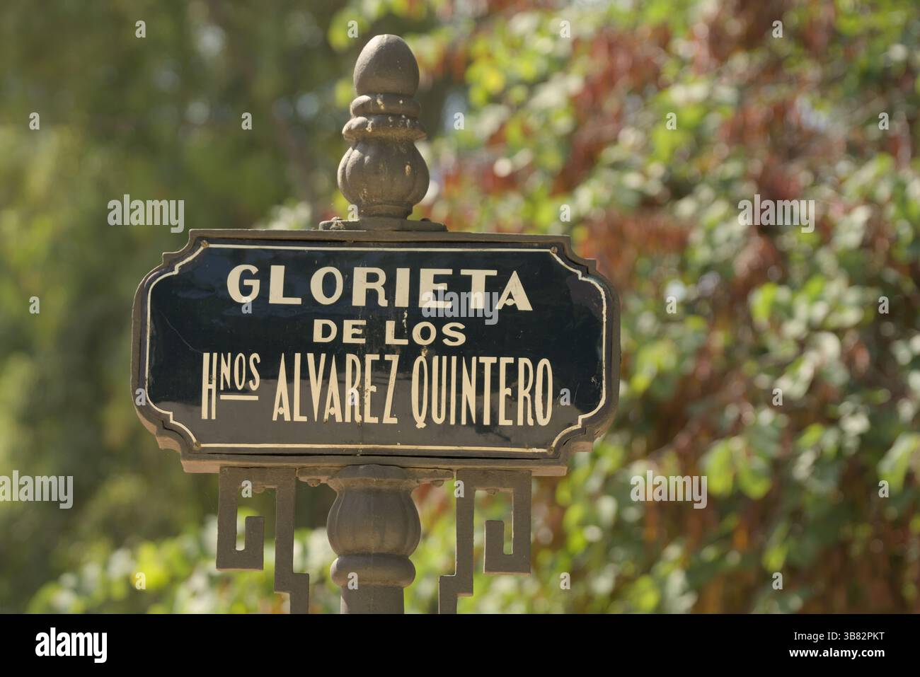 Historisches Straßenschild „Glorieta de los Hnos Álvarez Quintero“ in Sevilla, Spanien, gewidmet den berühmten Dramatikerbrüdern. Sevilla, Spanien Stockfoto