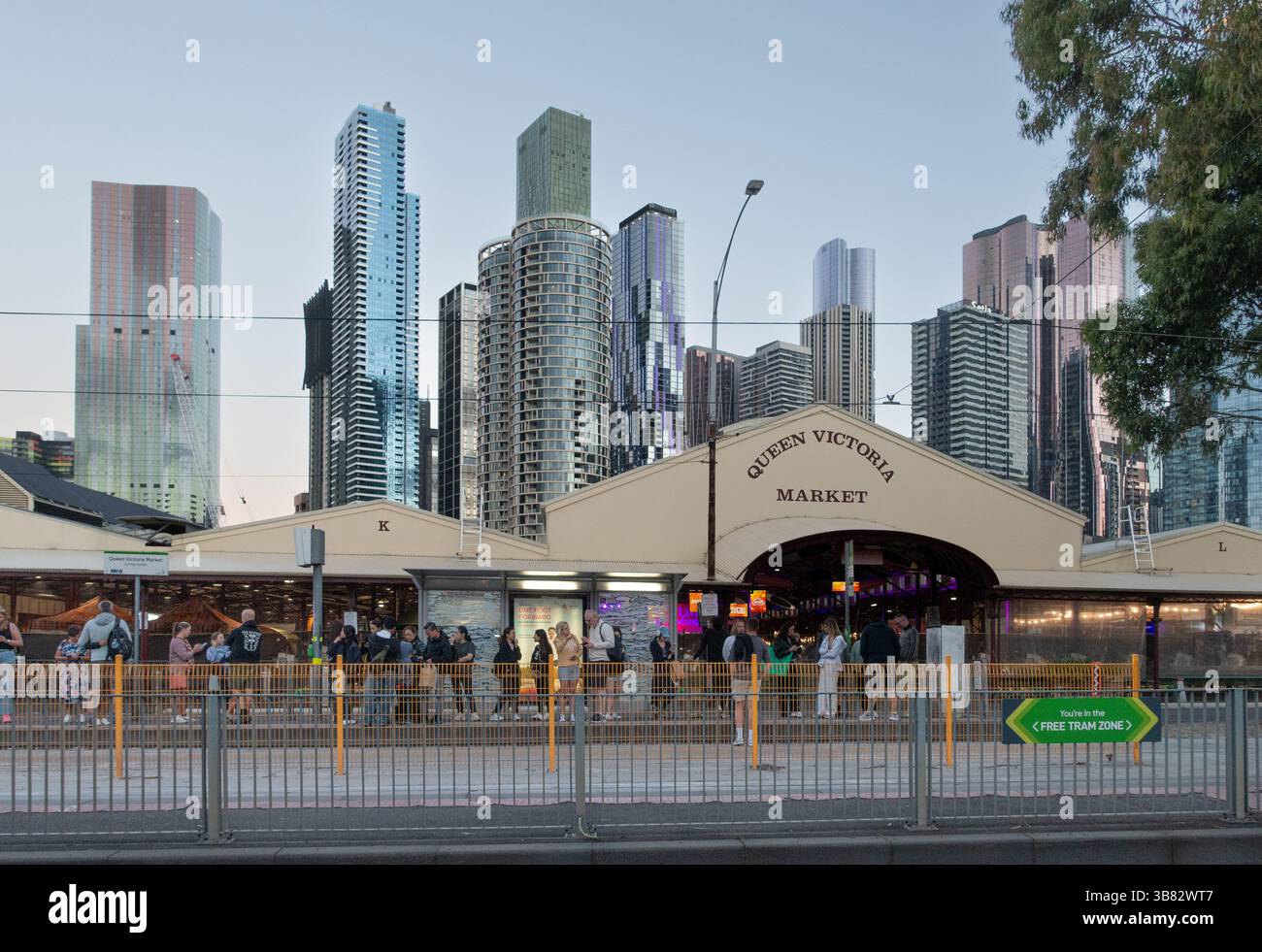 Queen Victoria Nachtmarkt und Wolkenkratzer im Hintergrund, Melbourne, Victoria, Australien Stockfoto