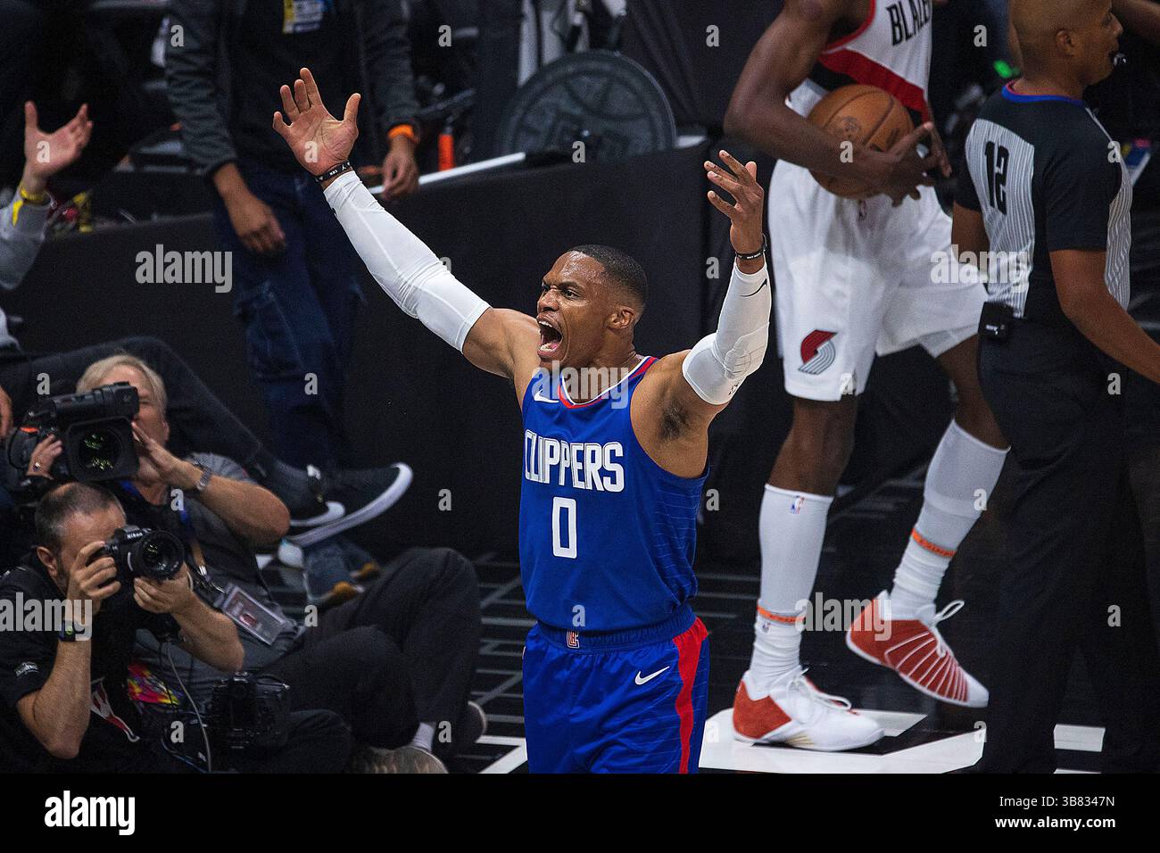 25. Oktober 2023, Los Angeles, Kalifornien, USA: RUSSELL WESTBROOK von den Los Angeles Clippers reagiert, nachdem er den Ball während des NBA-Spiels gegen die Portland Trailblazers am Mittwoch in der Crypto.com Arena in Los Angeles eingetaucht hat. (Kreditbild: © PI via ZUMA Press Wire) Stockfoto