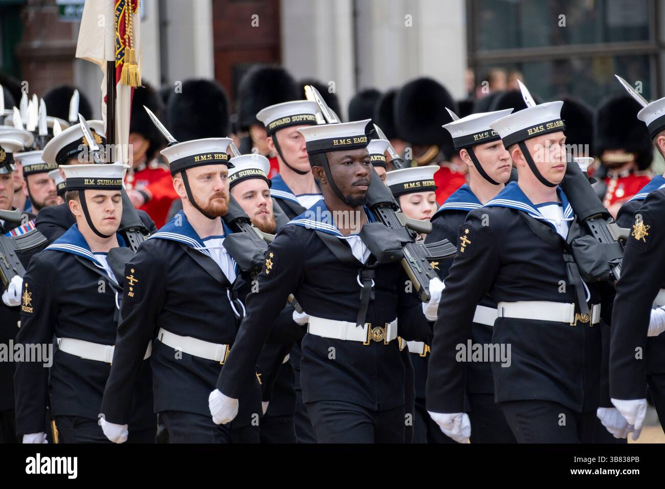 Mitglieder der Royal Navy nehmen an der Militärprozession entlang Whitehall in Westminster Teil, um den 80. Jahrestag des VE Day am 5. Mai 2025 in London, Großbritannien, zu begehen. Hunderte von Mitgliedern der Streitkräfte nahmen an der Parade Teil, zusammen mit den Commonwealth-Nationen und NATO-Verbündeten. Der Tag des Sieges in Europa feiert die Alliierten des Zweiten Weltkriegs und akzeptiert die Kapitulation der deutschen Streitkräfte am Dienstag, den 8. Mai 1945. Stockfoto