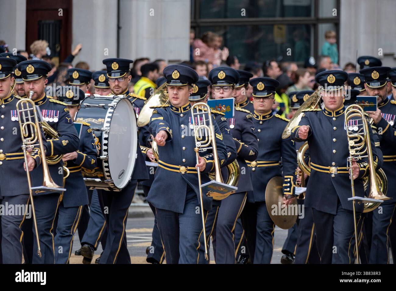 Mitglieder der Streitkräfte nehmen an der Militärprozession entlang Whitehall in Westminster Teil, um den 80. Jahrestag des VE Day am 5. Mai 2025 in London, Vereinigtes Königreich, zu begehen. Hunderte von Mitgliedern der Streitkräfte nahmen an der Parade Teil, zusammen mit den Commonwealth-Nationen und NATO-Verbündeten. Der Tag des Sieges in Europa feiert die Alliierten des Zweiten Weltkriegs und akzeptiert die Kapitulation der deutschen Streitkräfte am Dienstag, den 8. Mai 1945. Stockfoto