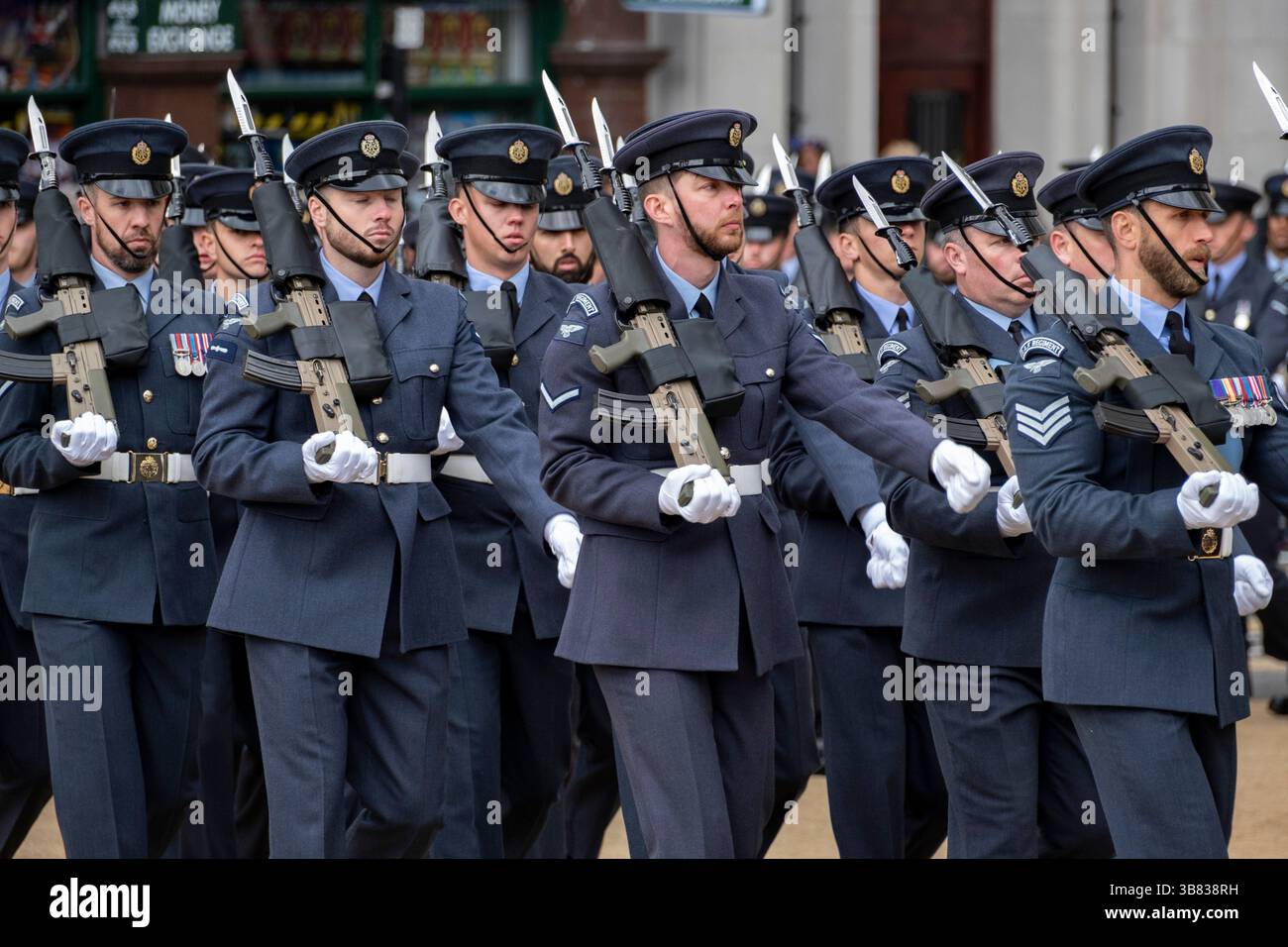 Mitglieder der RAF nehmen an der Militärprozession entlang Whitehall in Westminster Teil, um den 80. Jahrestag des VE Day am 5. Mai 2025 in London, Vereinigtes Königreich, zu begehen. Hunderte von Mitgliedern der Streitkräfte nahmen an der Parade Teil, zusammen mit den Commonwealth-Nationen und NATO-Verbündeten. Der Tag des Sieges in Europa feiert die Alliierten des Zweiten Weltkriegs und akzeptiert die Kapitulation der deutschen Streitkräfte am Dienstag, den 8. Mai 1945. Stockfoto