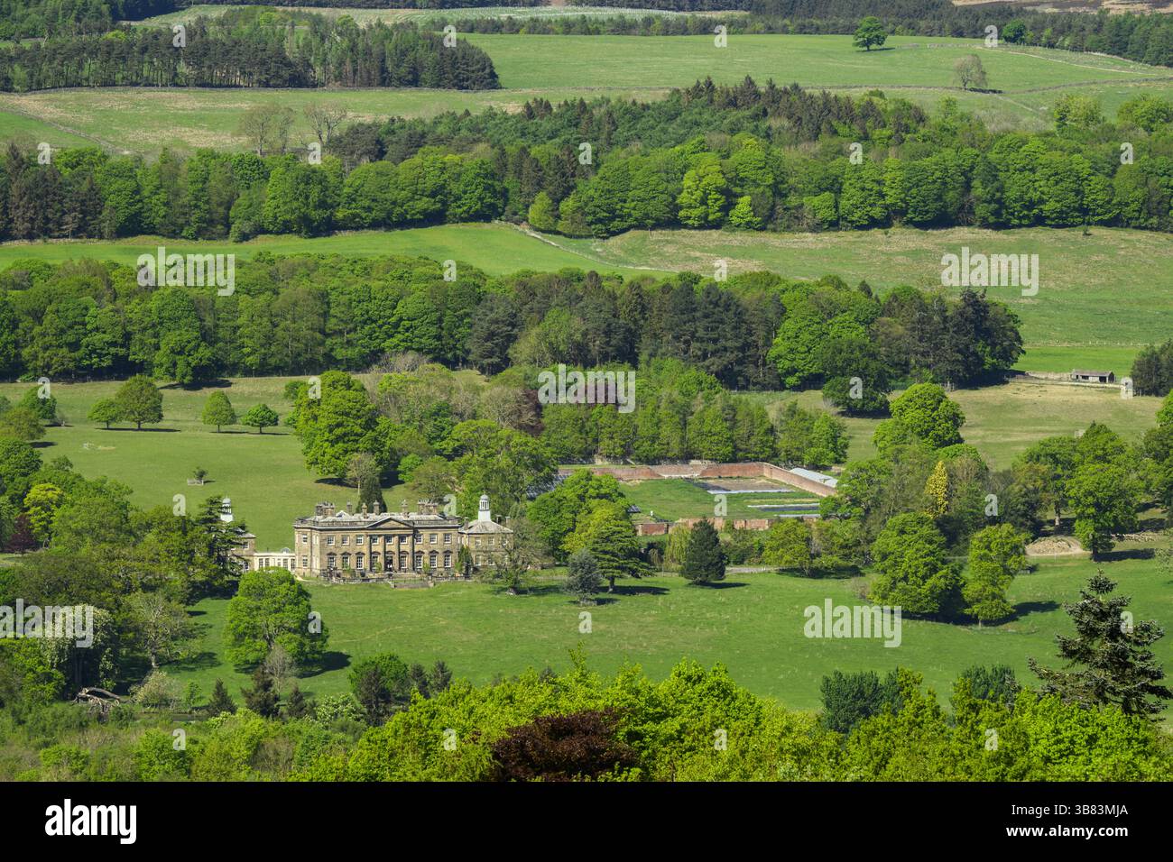 Äußere der historischen Denton Hall (imposantes georgianisches Herrenhaus, Veranstaltungsort für Hochzeiten, malerische Landschaft, Gärten, hohe Aussicht) - North Yorkshire, England, Großbritannien. Stockfoto