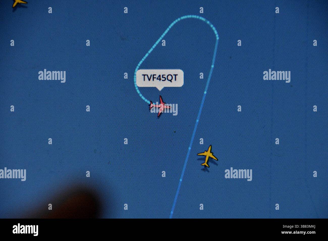 Frankreich. Mai 2025. In dieser Abbildung zeigt ein Bildschirm den Flugverkehr in Echtzeit, ein Transavia-Flugzeug, das vor der Ankunft am Flughafen Marseille Provence einen Rundflug macht. Aus unbekanntem Grund machte ein Flugzeug der Transavia Airlines zwei Rundgänge im Flug, bevor er am Flughafen Marseille Provence ankam. Quelle: SOPA Images Limited/Alamy Live News Stockfoto