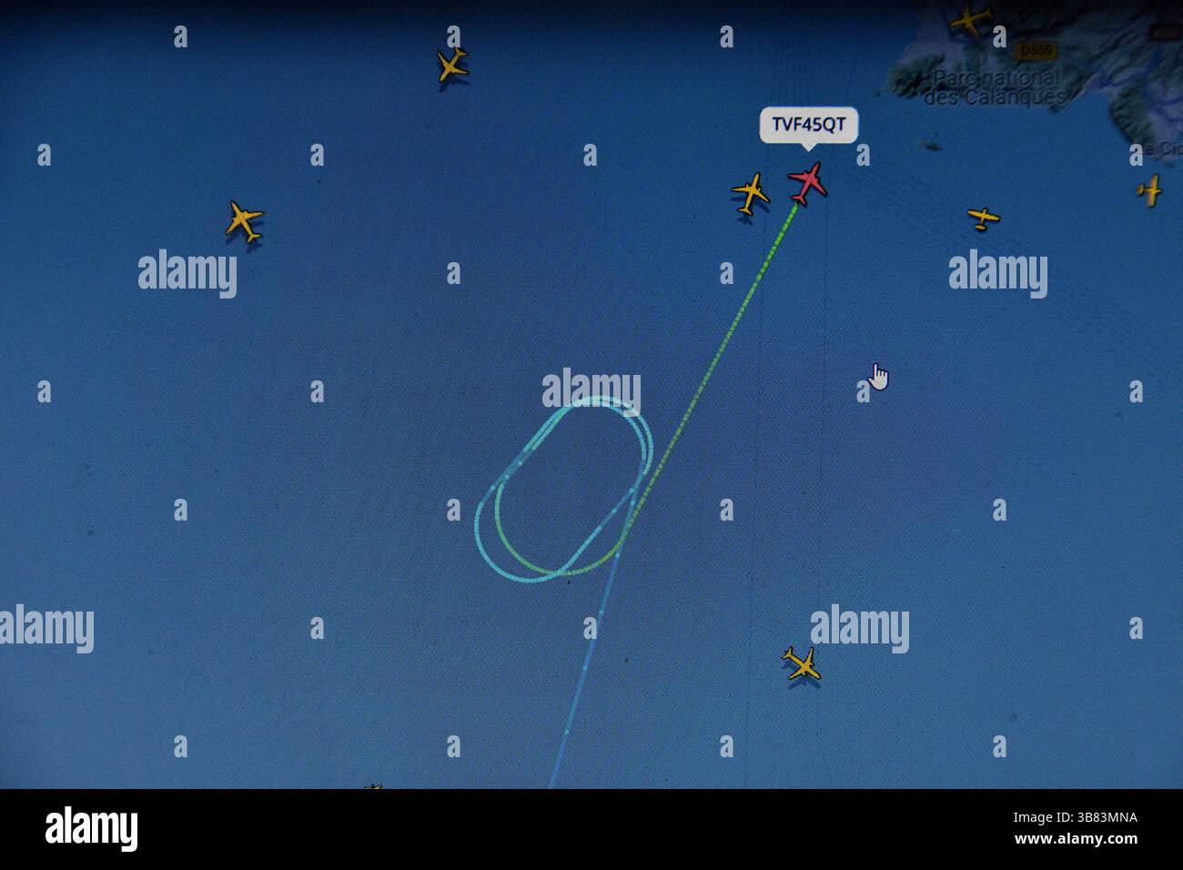 Frankreich. Mai 2025. In dieser Fotoabbildung zeigt ein Bildschirm den Flugverkehr in Echtzeit an, ein Transavia-Flugzeug, das seine Flugbahn nach zwei Schleifen wieder aufnimmt, bevor es am Flughafen Marseille Provence ankommt. Aus unbekanntem Grund machte ein Flugzeug der Transavia Airlines zwei Rundgänge im Flug, bevor er am Flughafen Marseille Provence ankam. Quelle: SOPA Images Limited/Alamy Live News Stockfoto