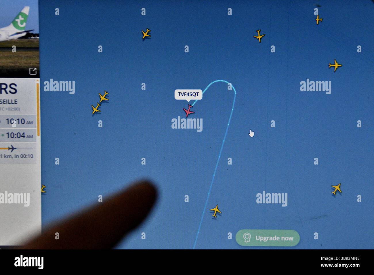 Frankreich. Mai 2025. In dieser Fotoabbildung zeigt ein Bildschirm den Flugverkehr in Echtzeit an, ein Transavia-Flugzeug, das vor der Ankunft am Flughafen Marseille Provence eine Kehrtwende macht. Aus unbekanntem Grund machte ein Flugzeug der Transavia Airlines zwei Rundgänge im Flug, bevor er am Flughafen Marseille Provence ankam. Quelle: SOPA Images Limited/Alamy Live News Stockfoto