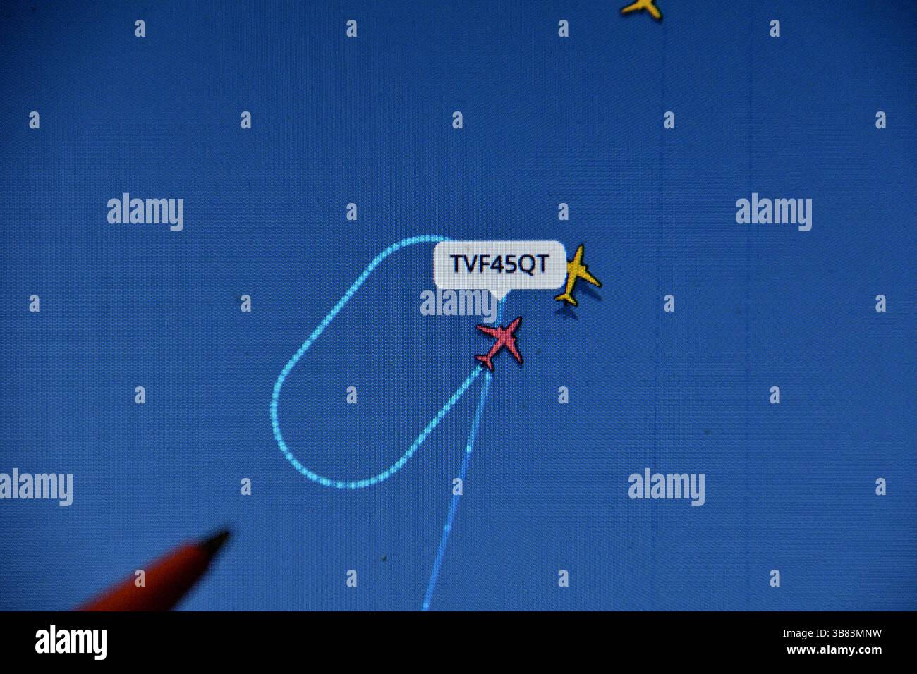 Frankreich. Mai 2025. In dieser Abbildung zeigt ein Bildschirm den Flugverkehr in Echtzeit, ein Transavia-Flugzeug, das vor der Ankunft am Flughafen Marseille Provence einen Rundflug macht. Aus unbekanntem Grund machte ein Flugzeug der Transavia Airlines zwei Rundgänge im Flug, bevor er am Flughafen Marseille Provence ankam. Quelle: SOPA Images Limited/Alamy Live News Stockfoto