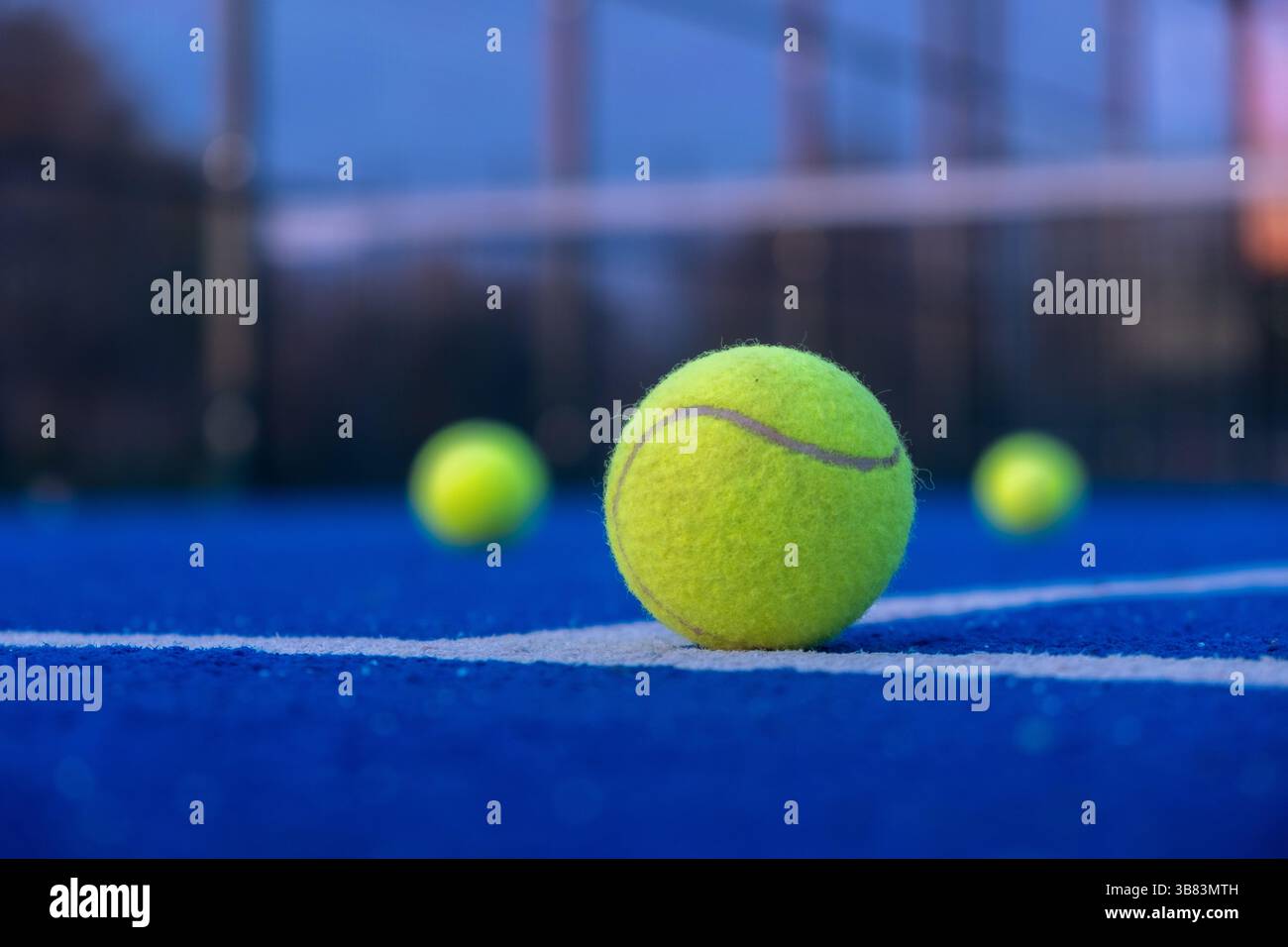 Oberflächennahe Ansicht von Padelbällen auf einem blauen Paddle-Tennisplatz, Hintergrund des Racket-Sportkonzepts Stockfoto