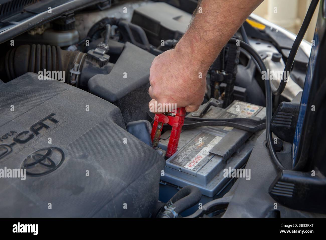 Toyota Avensis wird aufgrund einer defekten Batterie umgangen Stockfoto