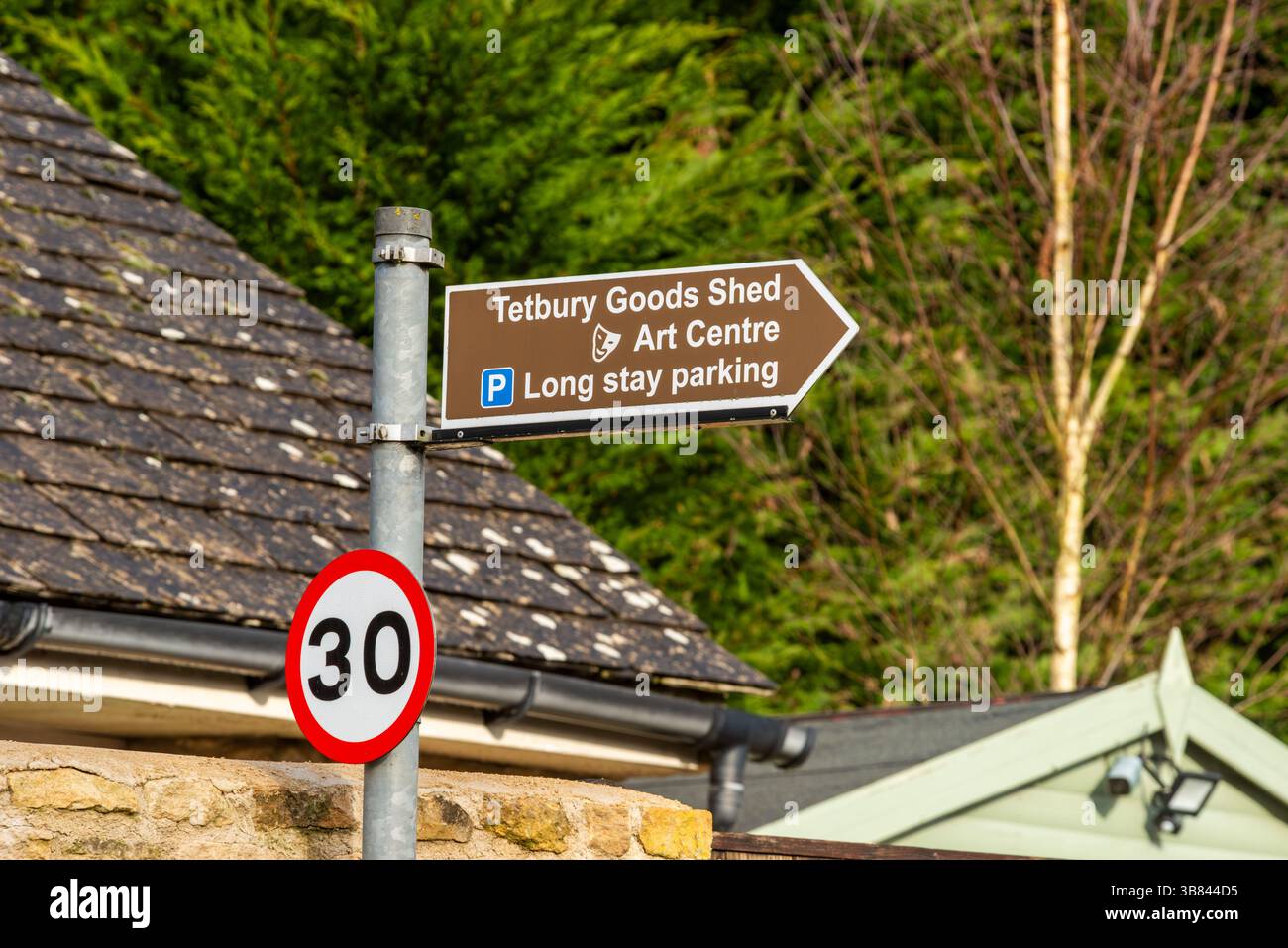 Wegweiser zum Goods Shed, Art Centre und Parkplatz, Tetbury, Gloucestershire, Großbritannien Stockfoto