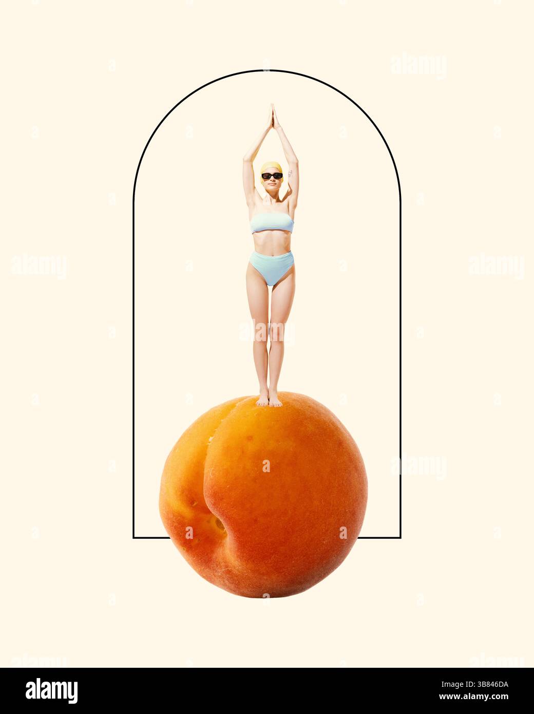 Minimalistische Kunstwerke. Frau in blassblauem Bikinizone und gelber Mütze, die auf Pfirsich unter dem grafischen Bogen steht. Stockfoto