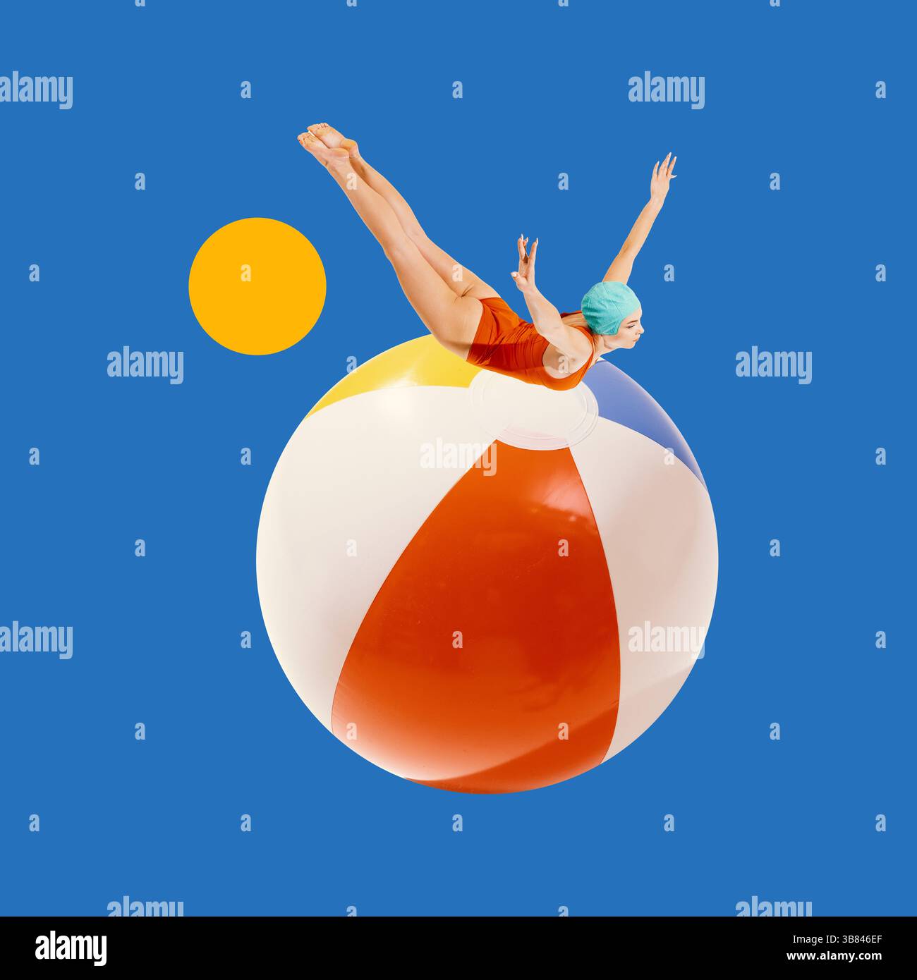 Surreales Kunstdesign. Frau taucht auf Strandball mit gelber Sonne auf blauem Hintergrund. Minimalistischer Kunststil. Stockfoto