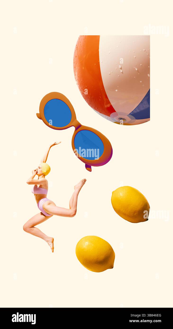 Konzeptionelle Zusammensetzung. Frau in rosa Bikini, die zwischen Zitronen, Strandball und oranger Sonnenbrille springt. Stockfoto
