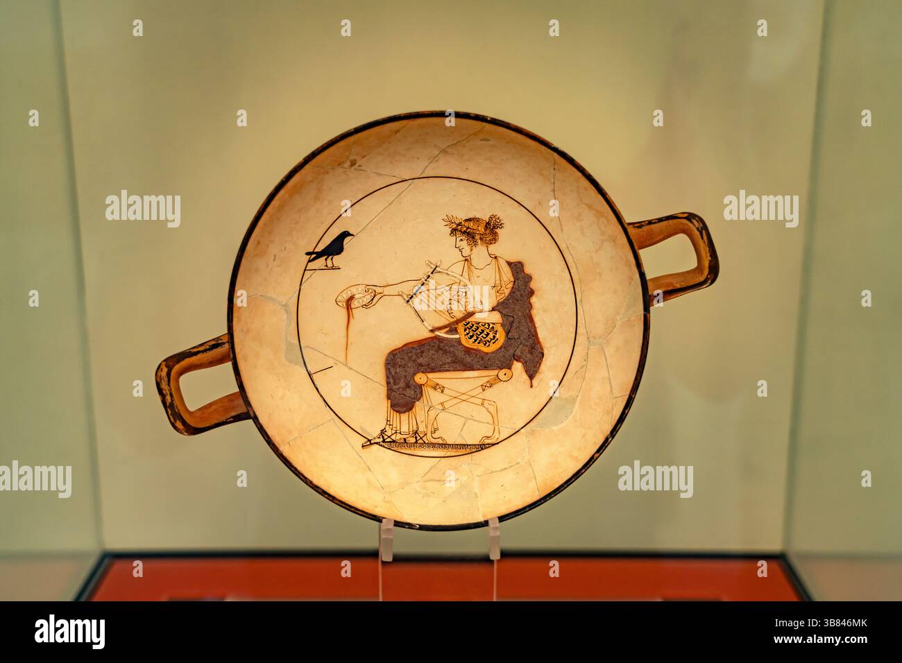 Teller Apollon und der Rabe im Archäologischen Museum von Delphi, Weltkulturerbe der UNESCO in Delphi, Griechenland | Platte mit Apollo und seinem rav Stockfoto