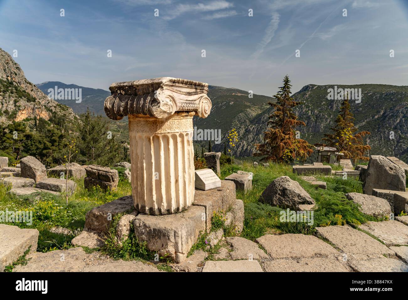 Heilige Straße Delphi Ruinen an der Heiligen Straße, Archäologische Stätte von Delphi, Weltkulturerbe der UNESCO in Delphi, Griechenland Ruinen am See Stockfoto