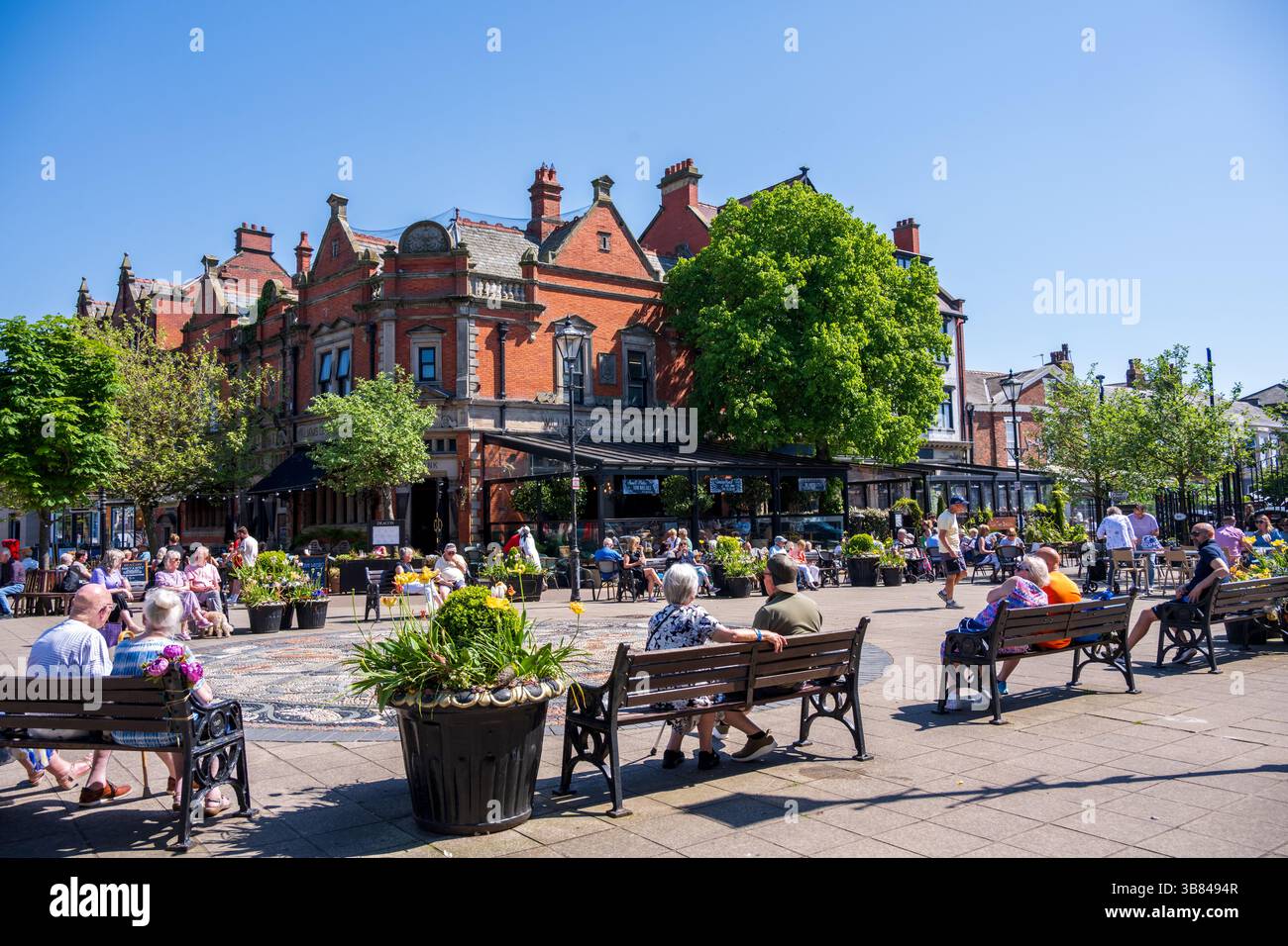 Schöne Stadt Lancashire Lytham an der Fylde Coast, während die Leute entspannen und die Sonne genießen Stockfoto