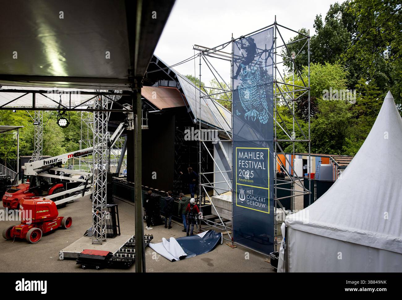 AMSTERDAM - an einem Bau eines Mahler Pavillons im Vondelpark werden Banner gehängt. Der Veranstaltungsort ist Teil eines Mahler Festivals in der Hauptstadt. ANP KOEN VAN WEEL niederlande aus - belgien aus Stockfoto