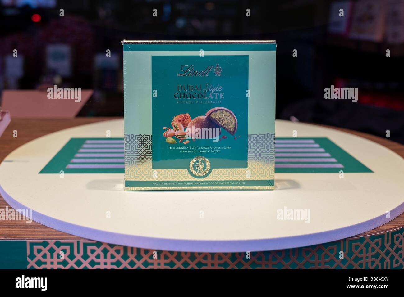 Ausstellung von Schokolade im Dubai-Stil zum Verkauf im Fenster eines Lindt-Geschäfts. Mai 2025. Stockfoto