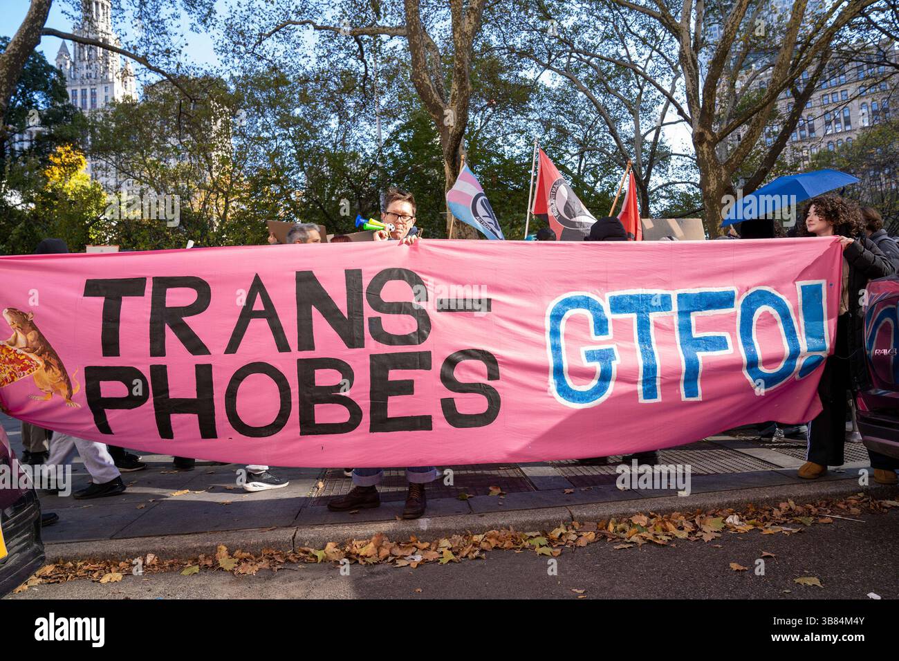 15. November 2022: Ein Zusammenstoß zwischen Anti-Trans-Demonstranten und Pro-Trans-Demonstranten führte am 14. November 2022 zu mehreren Schurken mit NYPD-Beamten, die versuchen, die Ordnung zwischen den beiden Gruppen außerhalb des Rathauses am Broadway und am Park Place in Manhattan aufrechtzuerhalten. (Foto: © Theodore Parisienne/New York Daily News via ZUMA Press Wire) Stockfoto