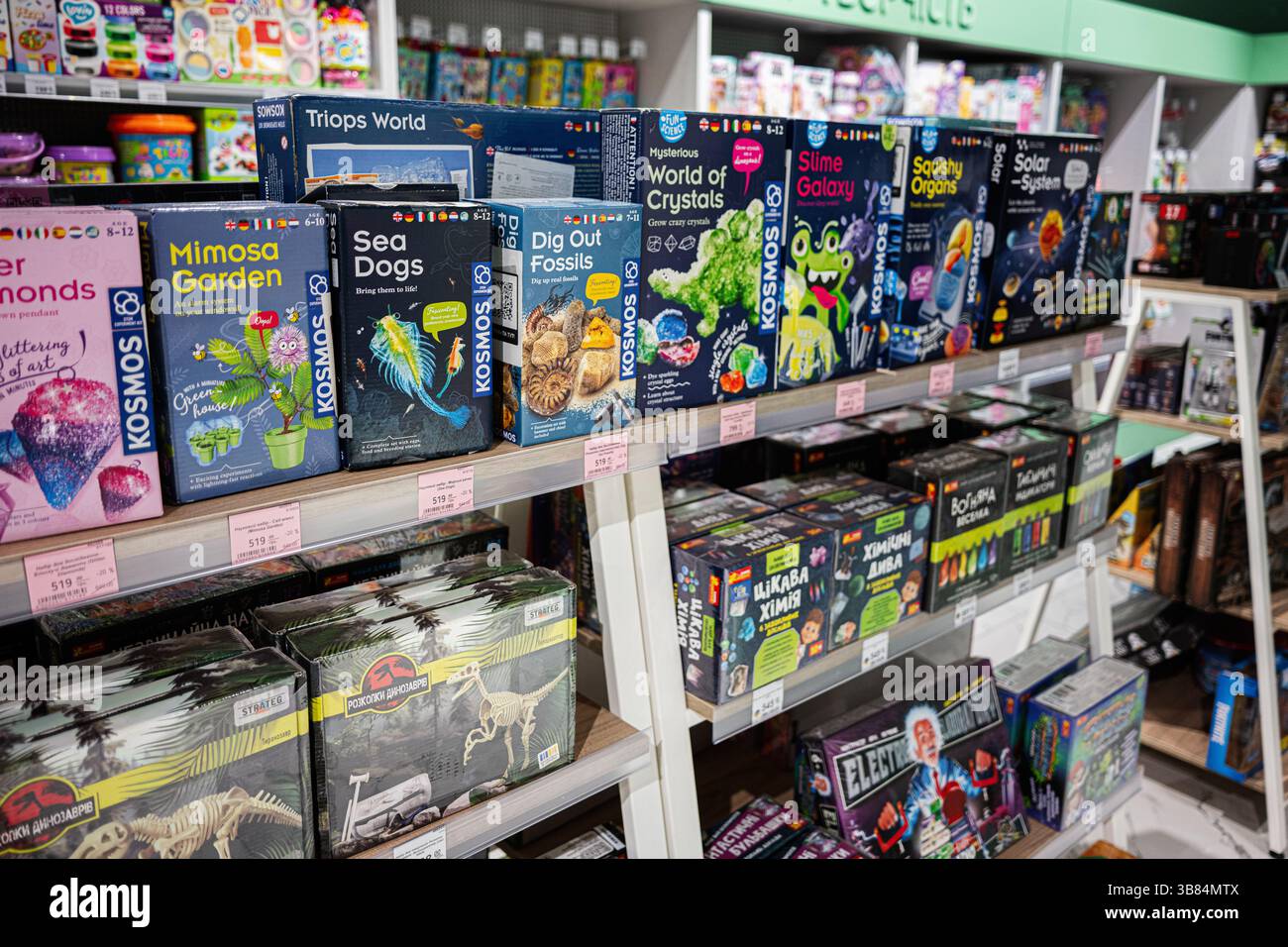 Iwano-Frankivsk, Ukraine - 29. April 2025: Eine Auswahl an pädagogischen und kreativen Aktivitätenkits in einem Ladenlokal Stockfoto