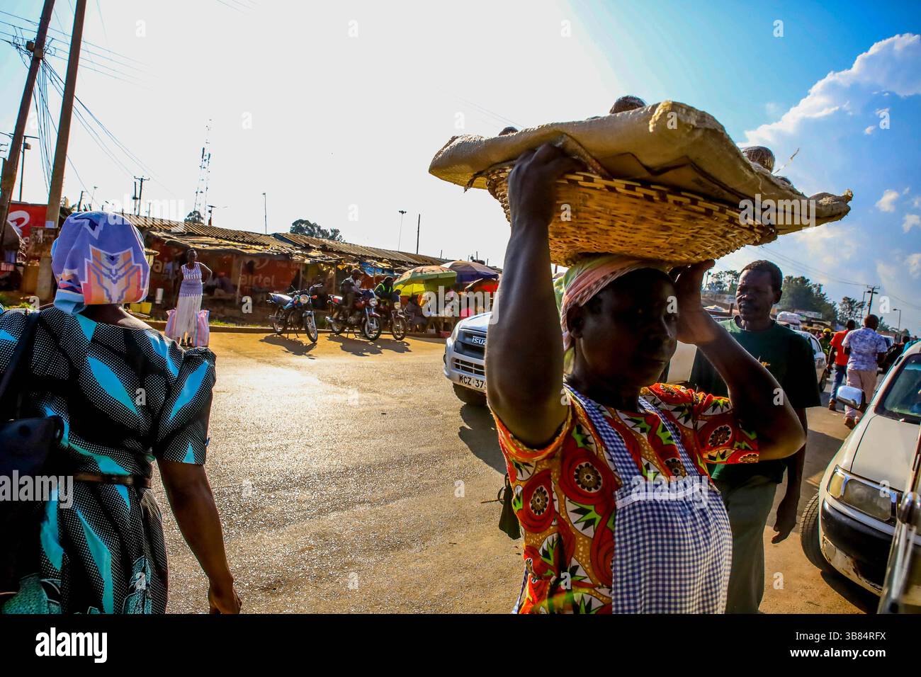 17. Februar 2024, Siaya, KENIA: Straßenverkäufer verkaufen Lebensmittel an Passagiere eines Busses in der Provinz Kodiaga in Kenia. GEM ist ein Wahlkreis in Kenia. Es ist einer von sechs Wahlkreisen im Siaya County. Der Wahlkreis wurde für die Wahlen 1963 eingerichtet. Sie hat 179.792 Einwohner, basierend auf dem Volkszählungsbericht von 2019, und ihr derzeitiges Mitglied der Nationalversammlung ist Hon. Elisha Ochieng' Odhiambo von der Orange Democratic Movement (ODM) Partei. (Bild: © Donwilson Odhiambo/ZUMA Press Wire) Stockfoto