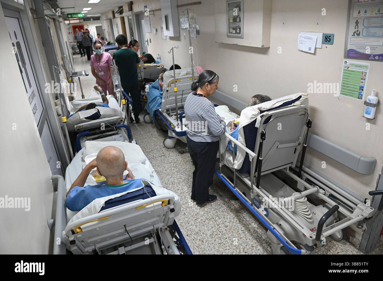 Februar 2024: 07 de febrero del 2024. Krankenhaus San Juan de Dios, San JosÃÂ. 11:30 Uhr El servicio de emergencias del Hospital San Juan de Dios se encuentra saturado de pacientes. fenÃÂ³meno que tambiÃÂ MÃÂ afecta los otros hospitales pÃÂºblicos de la Gran ÃÂ rea Metropolitana como el CalderÃÂ³n Guardia y el. EN la foto: Los pasillos y salones aledaÃÂ±os präsentan una notable afluencia de pacientes y esto obliga a un despliegue de recurso humano que muchas veces no fulface la demanda. Foto: Albert MarÃÂ­n para la NaciÃÂ³n. (Bild: © Albert MarÃÂ­N/La Nacion Stockfoto
