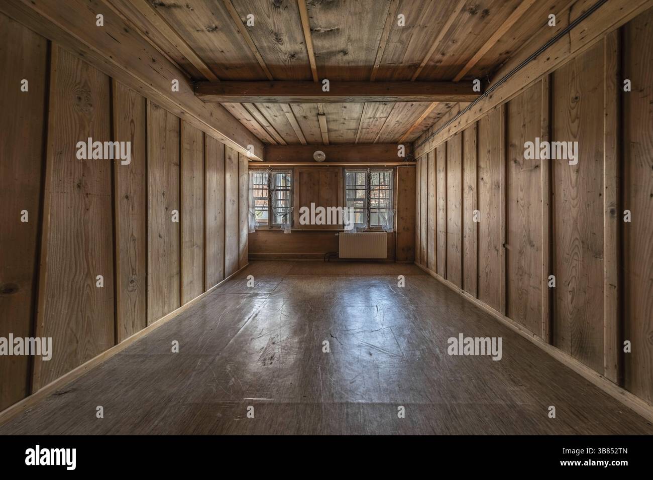 Ein Raum mit Holzvertäfelung in einem um 1750 erbauten Haus, das seither abgerissen wurde. Menznau, Luzern, Schweiz, Europa Stockfoto