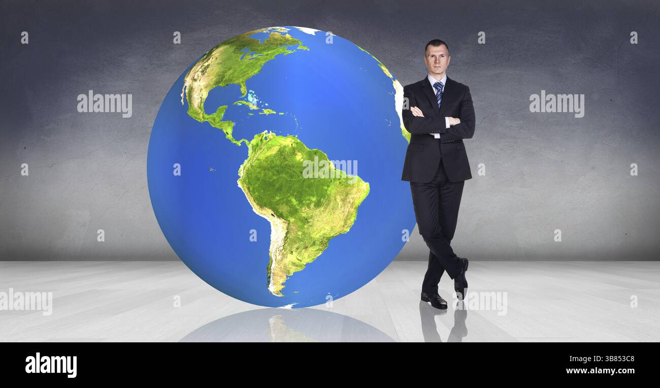 Geschäftsmann steht in der Nähe von großen Erde Ball im grauen Raum. Elemente dieses Bildes, eingerichtet von der NASA Stockfoto